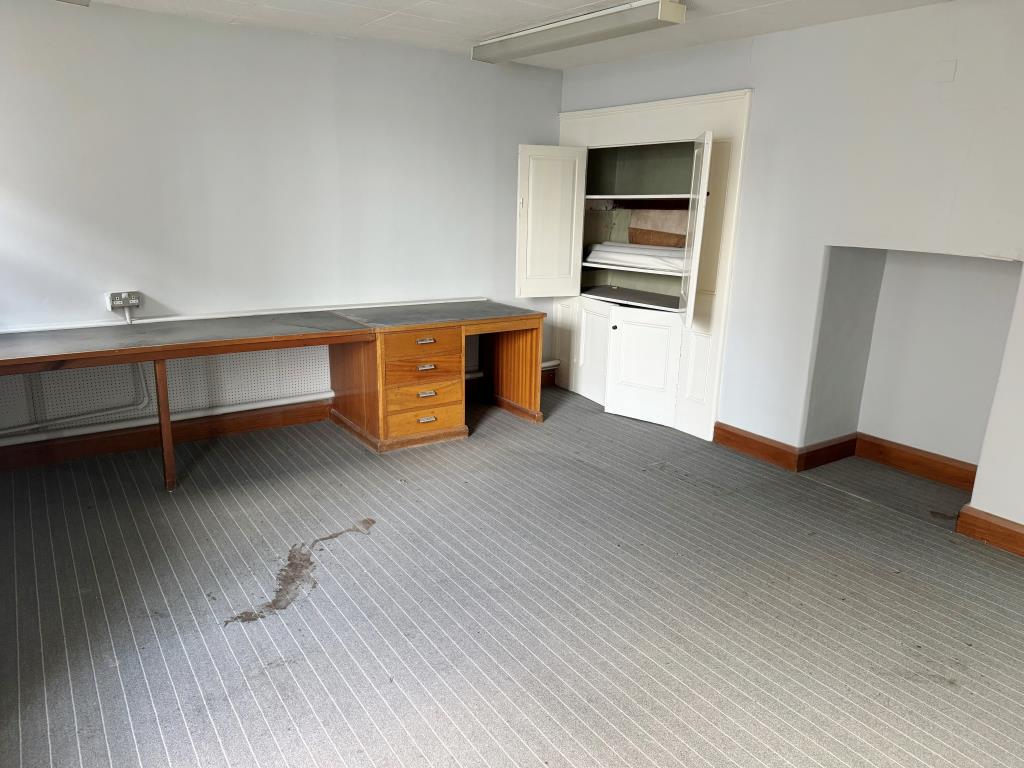Lot: 134 - FREEHOLD FORMER BANK PREMISES OF OVER 3,300 SQUARE FEET OVER FOUR FLOORS - An empty Office on the first floor